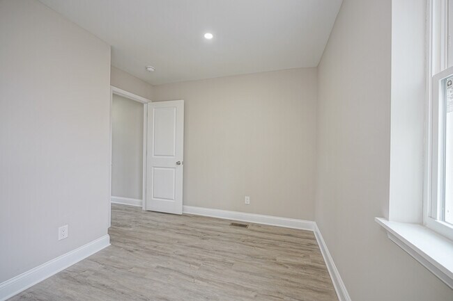 Building Photo - 1335 S Stanley St