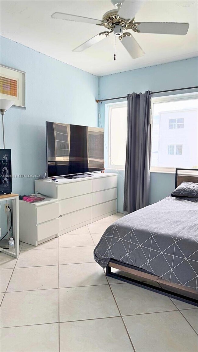 Building Photo - 1880 S Treasure Dr