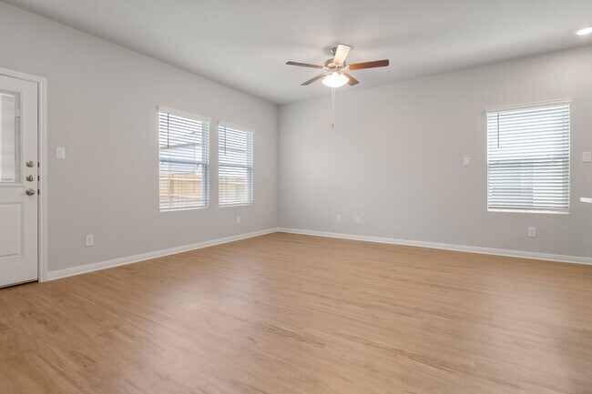 Building Photo - 4 Weeks Free!!! Like New in Abbott Run!!!