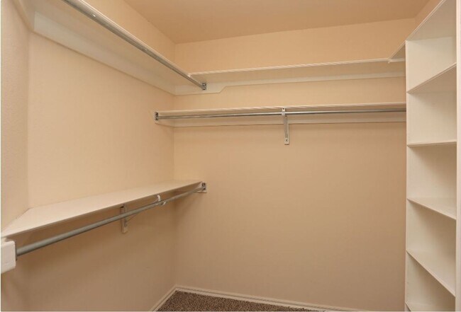 Building Photo - Beautiful large 2-bedroom 2 baths with 1 car garage in Mid Town Tulsa!!