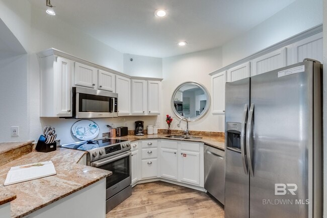 Building Photo - 20050 Oak Rd E