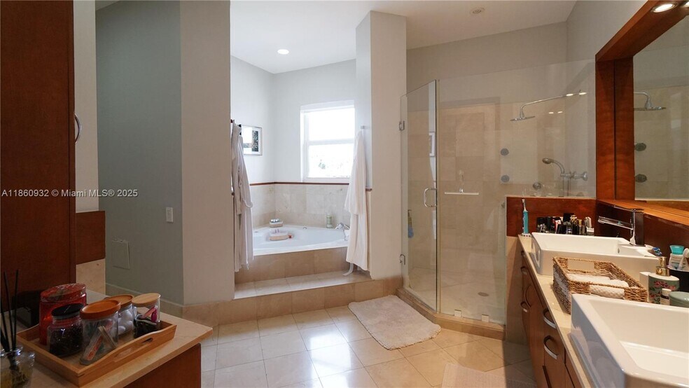 Building Photo - 7031 NW 113th Ct