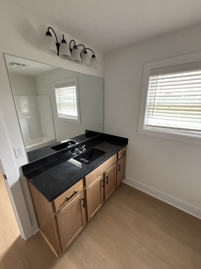 Building Photo - 921 Alberta Dr