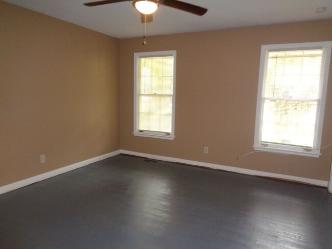 Building Photo - 5 Bedroom, 3 bath home.