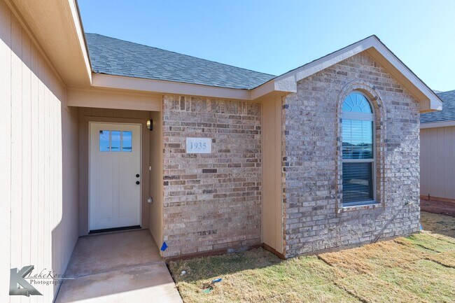 Building Photo - NEW CONSTRUCTION! 3 bed, 2 bath, 2 car garage; ALL KITCHEN APPLIANCES!