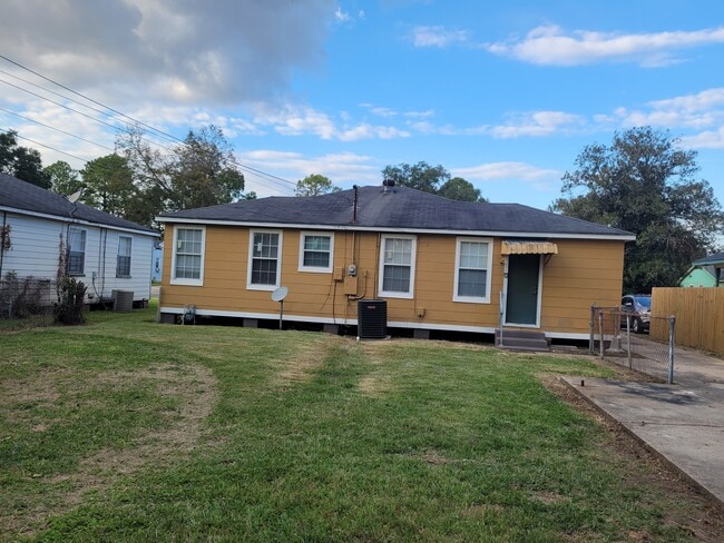 Building Photo - 4374 Monroe Ave