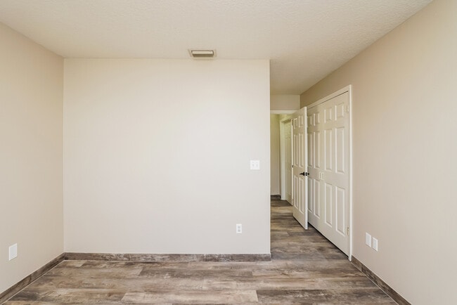 Building Photo - 542 Eldron Ave