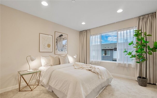 Building Photo - Modern Fully Air-Conditioned Luxury Home in Canyon Park