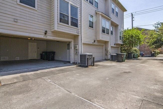 Building Photo - 1729 Tuam St