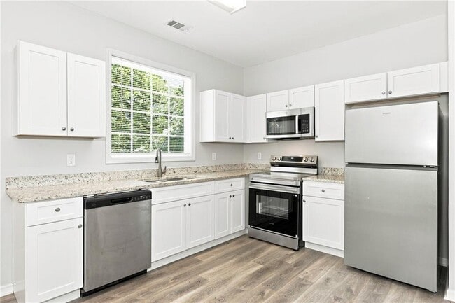 Building Photo - 818 Woods Dr NW