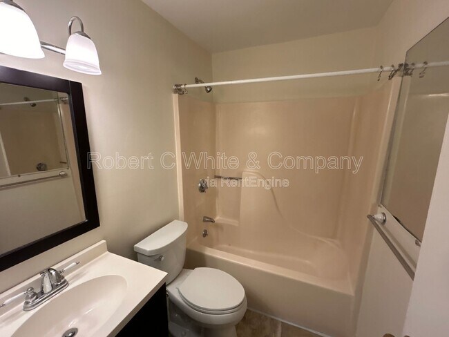 Building Photo - 14 Newtown Rd