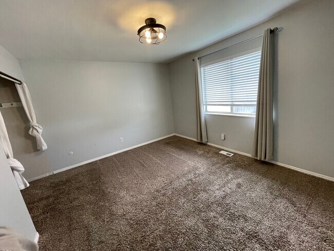 Building Photo - 781 N 950 W St