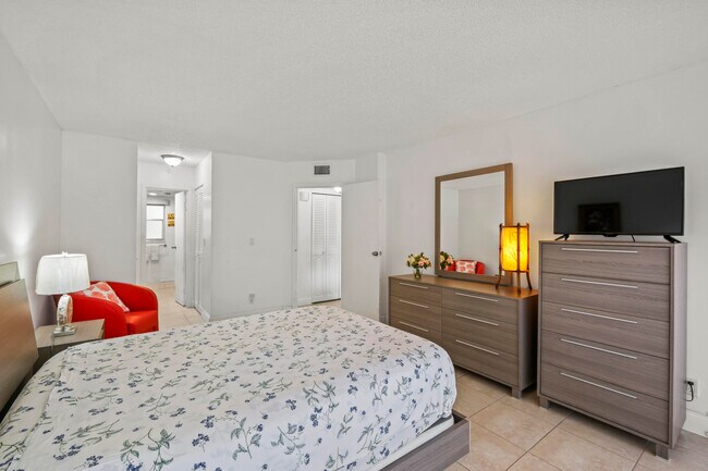 Building Photo - 3871 Via Poinciana