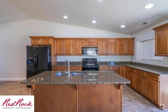 Building Photo - Pet Friendly 3 Bedroom 2.5 Bathroom Home