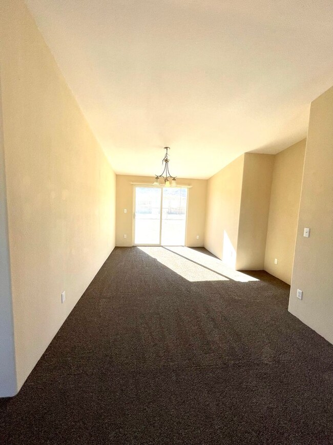 Building Photo - 3 Bedroom 2 Bathroom Home Close To The Nat...