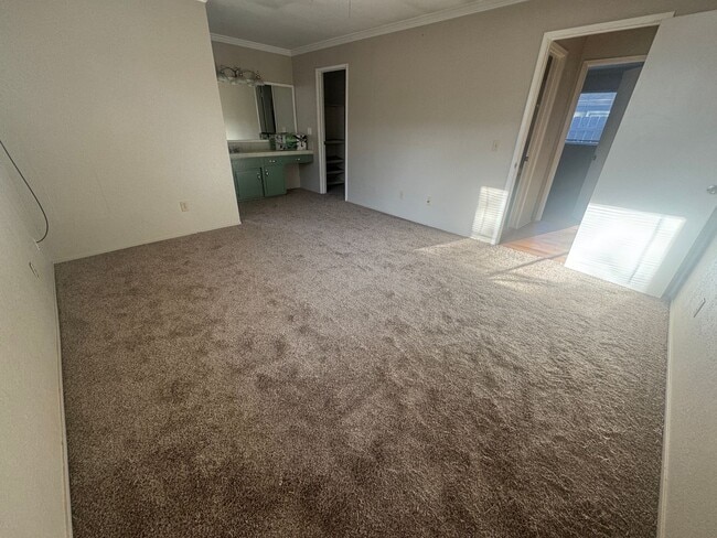 Building Photo - 3 Bedroom, 2 Bath, 2 car garage