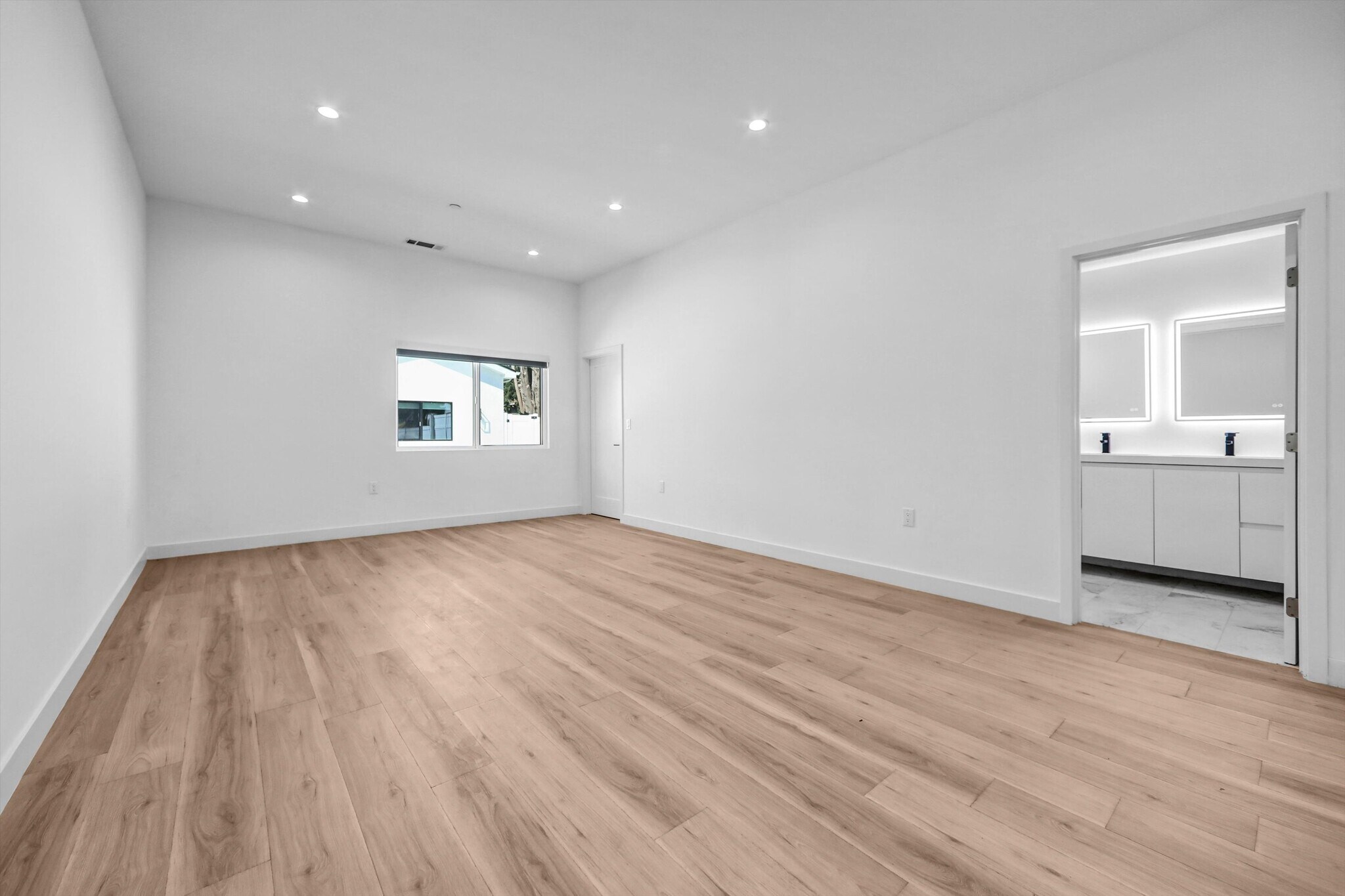 Building Photo - 6827 Ranchito Ave