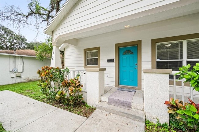 Building Photo - 212 W South Ave