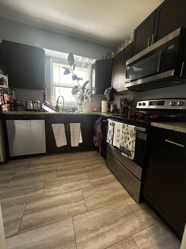 Building Photo - 5315 4 Unit