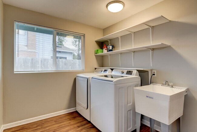 Building Photo - Updated 3 Bedroom, 2 Bath Home with Spacio...