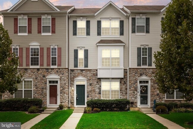 Building Photo - 490 N Palace Dr