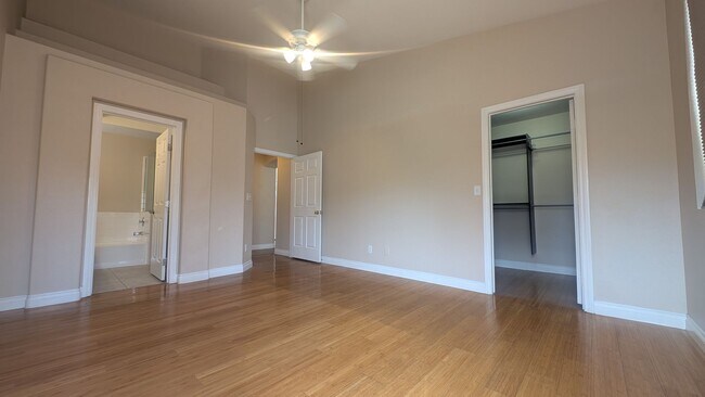 Building Photo - 3 bedroom 1 story house with large backyar...