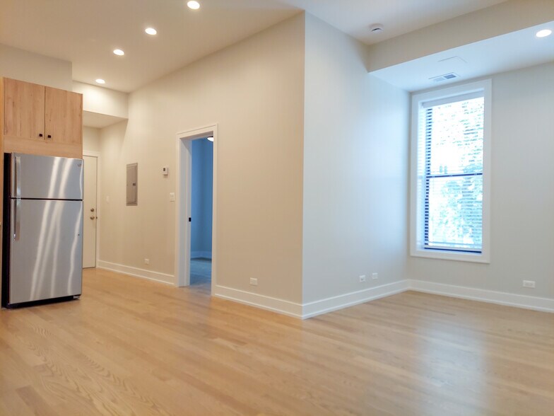 Building Photo - 2057 W Dickens Ave