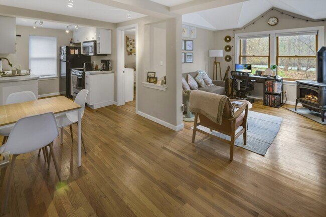 Building Photo - 233 Forest Home Dr