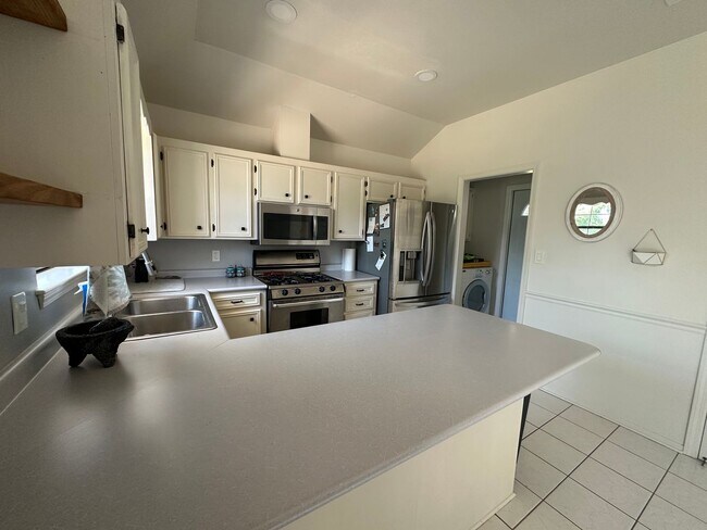 Building Photo - Beautiful South Bossier Home with Sunroom!