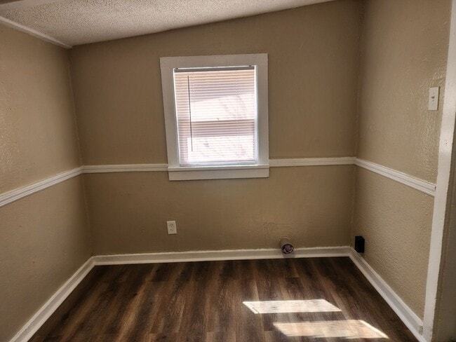 Building Photo - 213 W 9th St