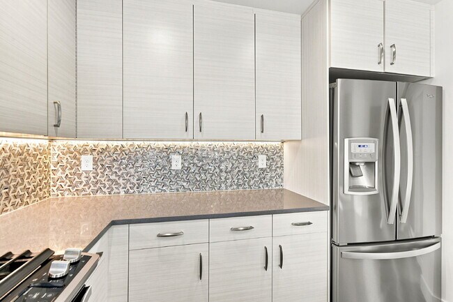 Building Photo - $3,640.95 with $300 Off the first month's rent, 2 Bed, 2.5 Bath Townhome in Denver with Rooftop P...