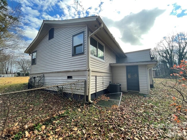 Building Photo - 6225 Branch Hill Cir