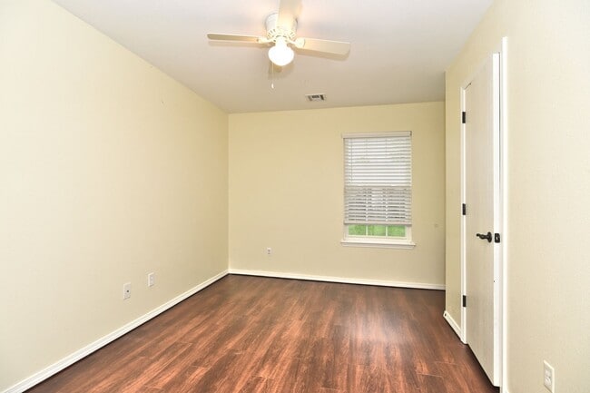 Building Photo - Adorable and move-in ready!
