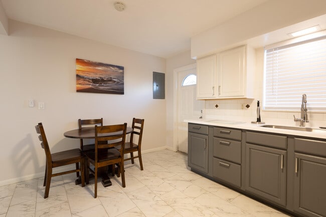 Building Photo - 714 S Arnold Ave