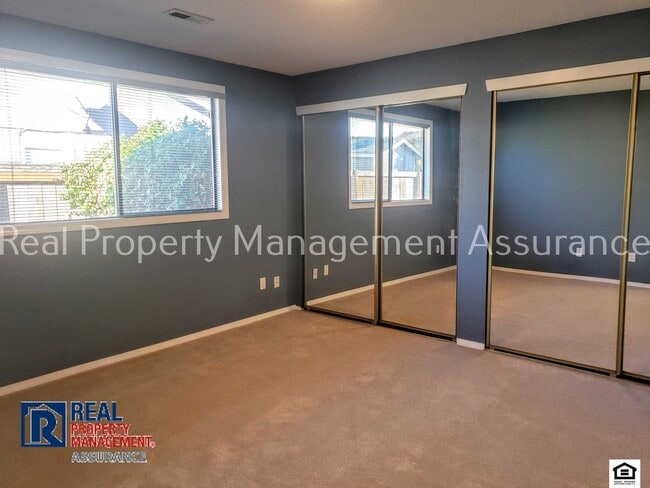 Building Photo - 1400 NE 14th Ave