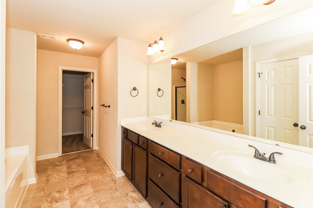 Building Photo - 1305 Little Hampton Dr