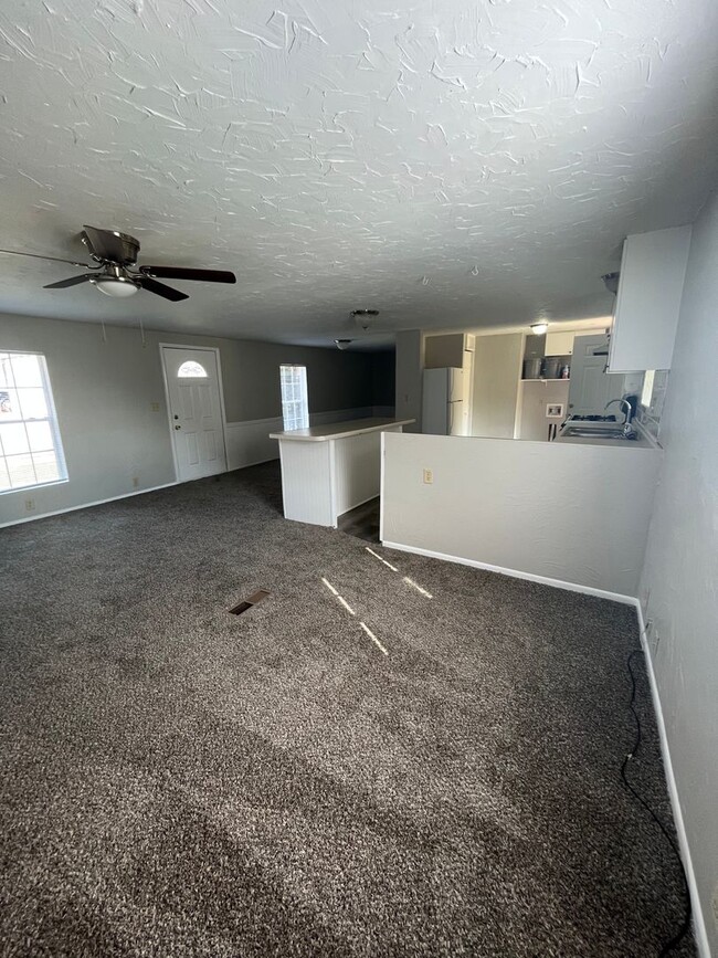 Building Photo - 1 bedroom 1 bath in Romney AVAILABLE FOR L...