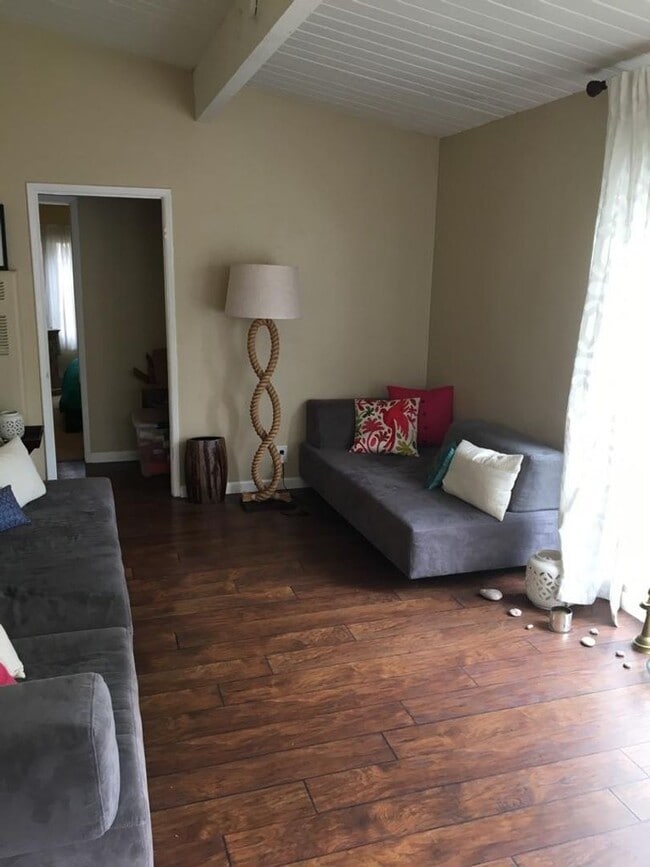 Building Photo - **Coastal Charm in Central Encinitas – 2 B...