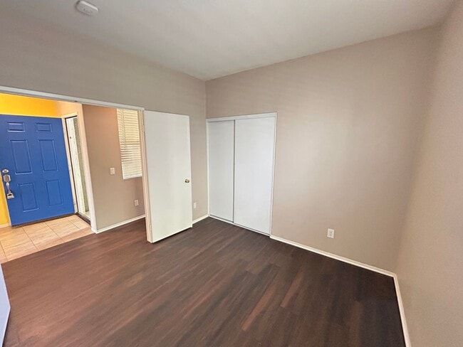 Building Photo - Updated 3 Bedroom