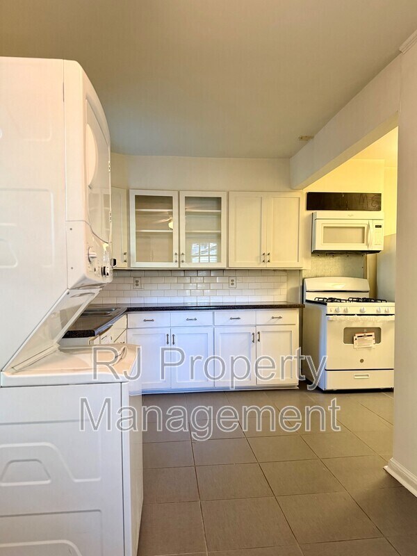 Building Photo - 2888 Midland Ave