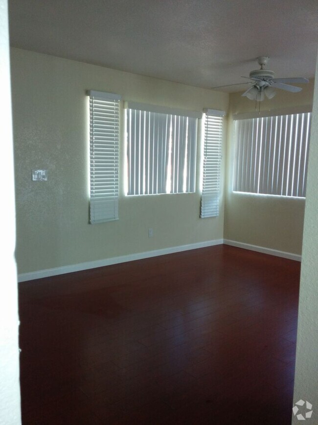 Building Photo - Dunlop Duplex