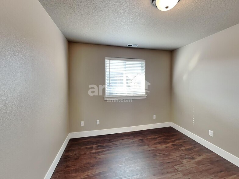 Building Photo - 440 Tulip Ave