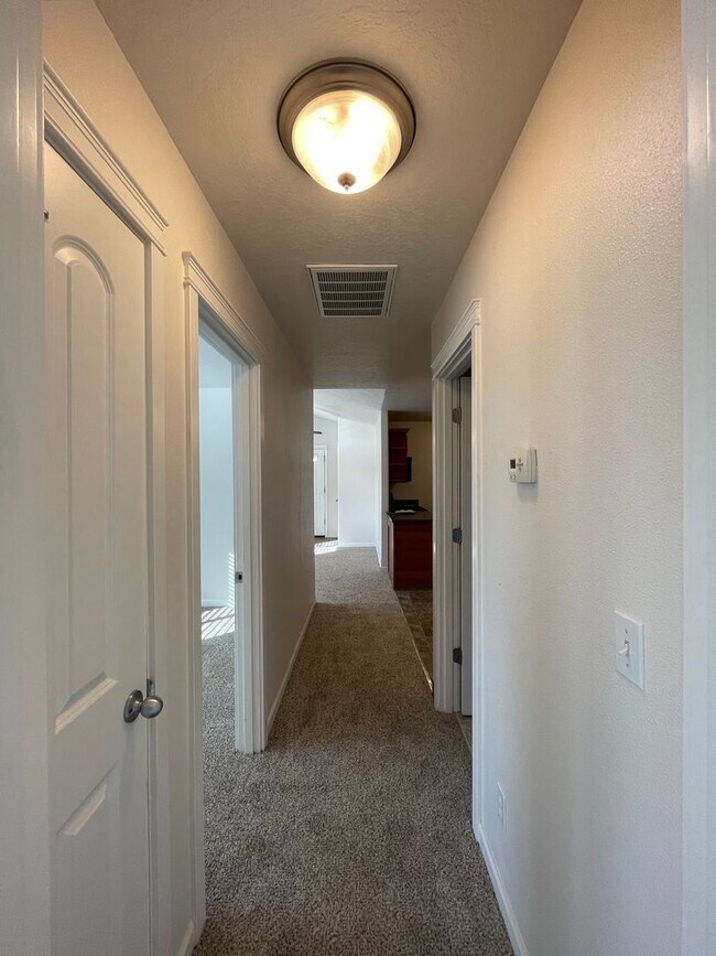 Building Photo - 2 bed 1 bath + Bonus Room Duplex in Northeast Salem!