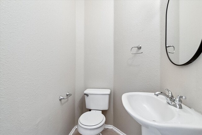 Building Photo - Spacious 3 Bedroom, 2 Bath on a Corner Lot