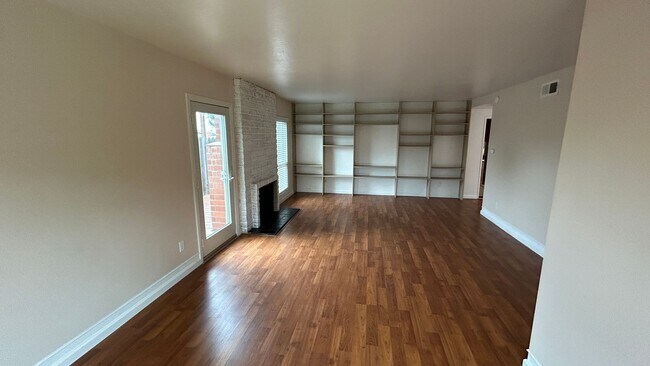 Building Photo - Charming 3-Bed, 2-Bath Home with Spacious ...
