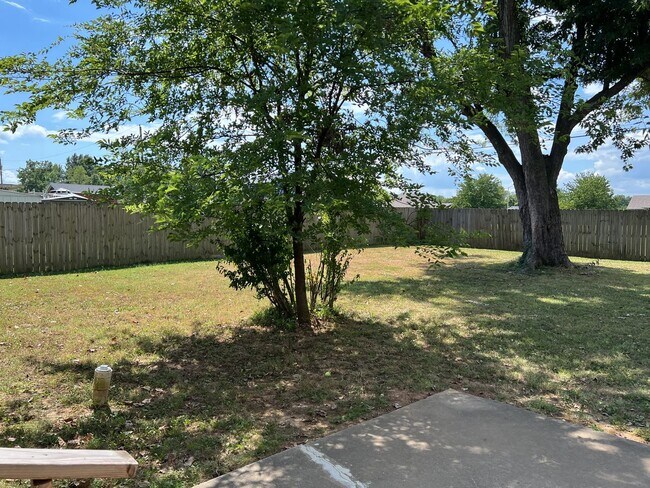 Building Photo - 3 Bedroom and Large Yard in South Springfield