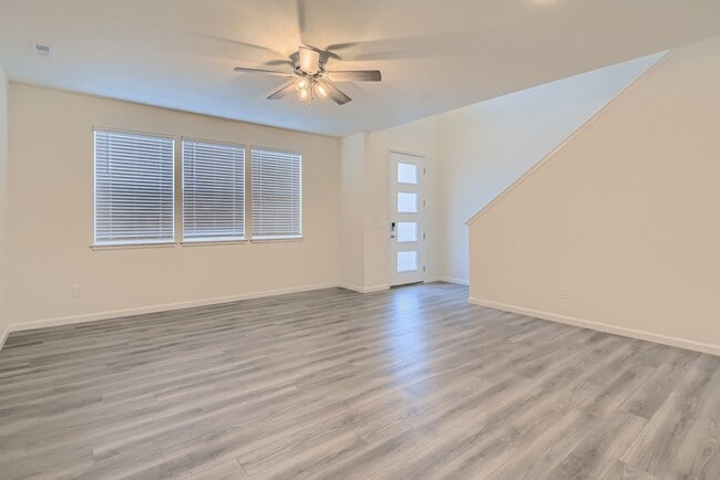 Building Photo - Beautiful 2-story modern townhome available for rent in booming Interquest & Voyager area
