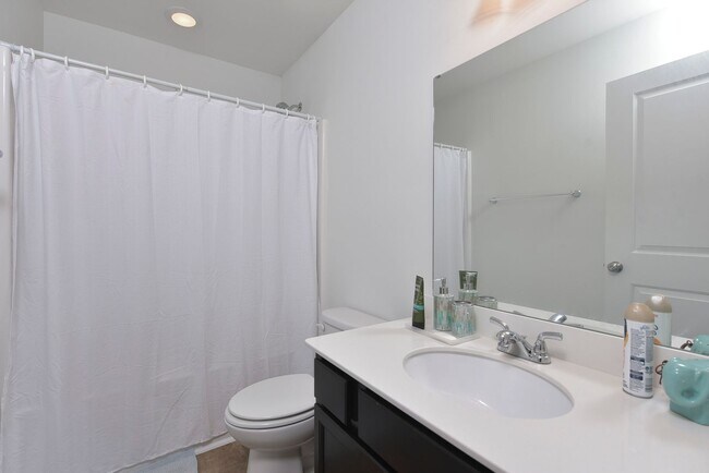 Building Photo - Modern Comfort in a Quiet Cul-de-Sac – 3 B...