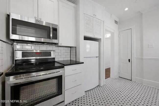 Building Photo - 1625 Seminole Rd