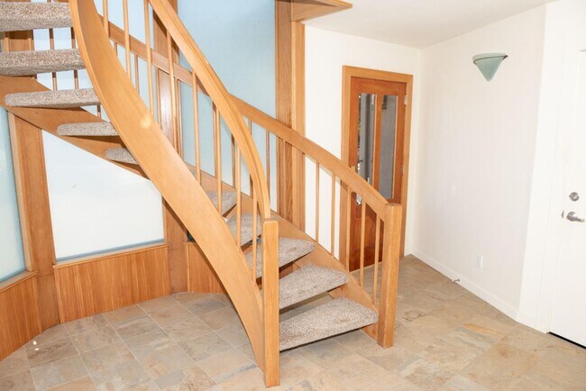 Building Photo - 23635 E Cliff Dr